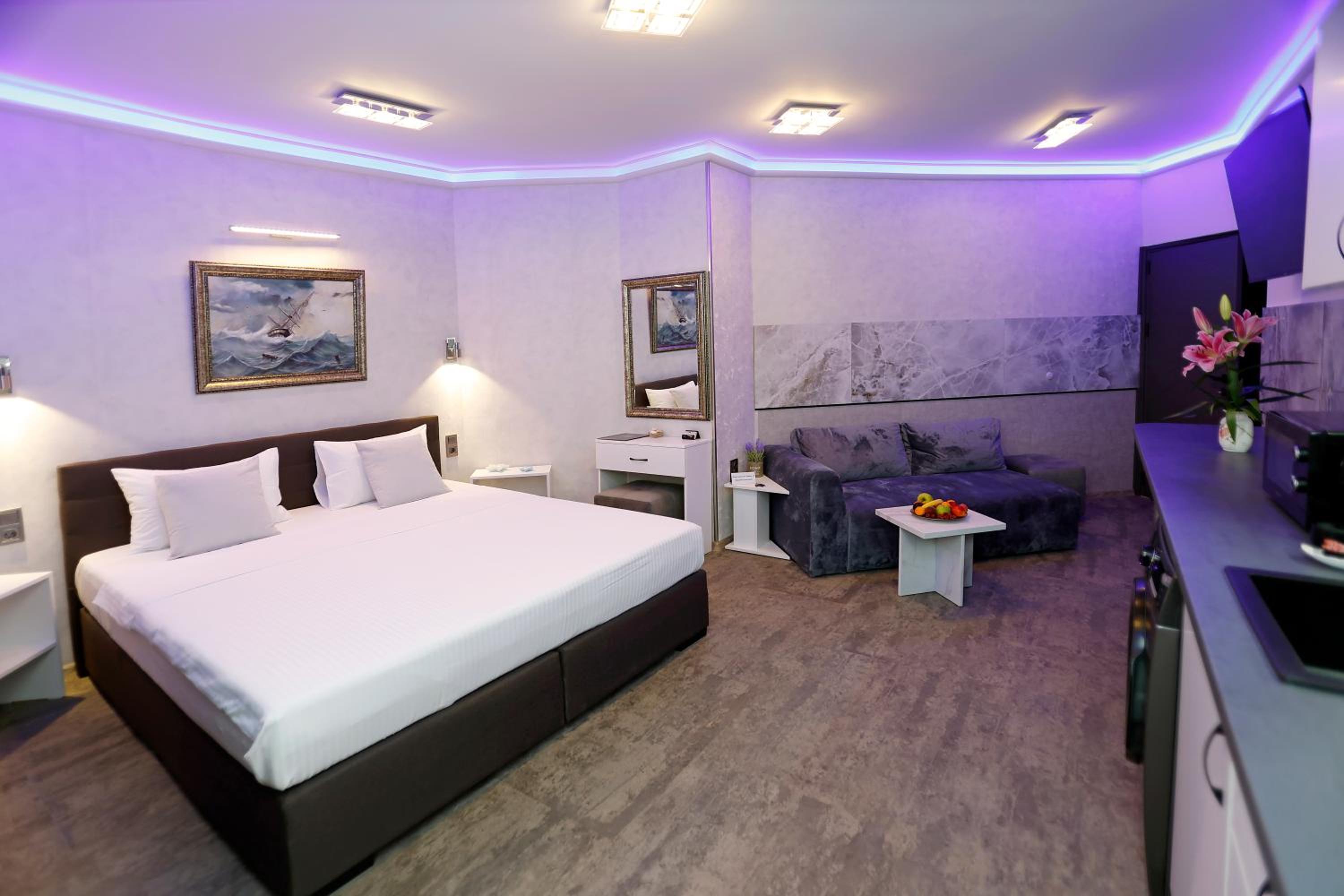 Deluxe 3 Studio City Center