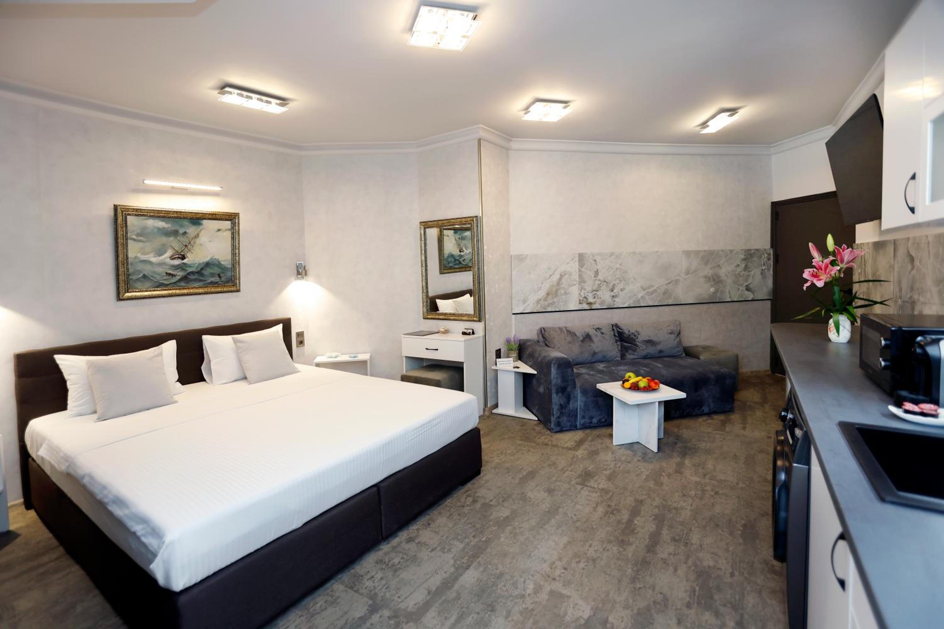 Deluxe 3 Studio City Center