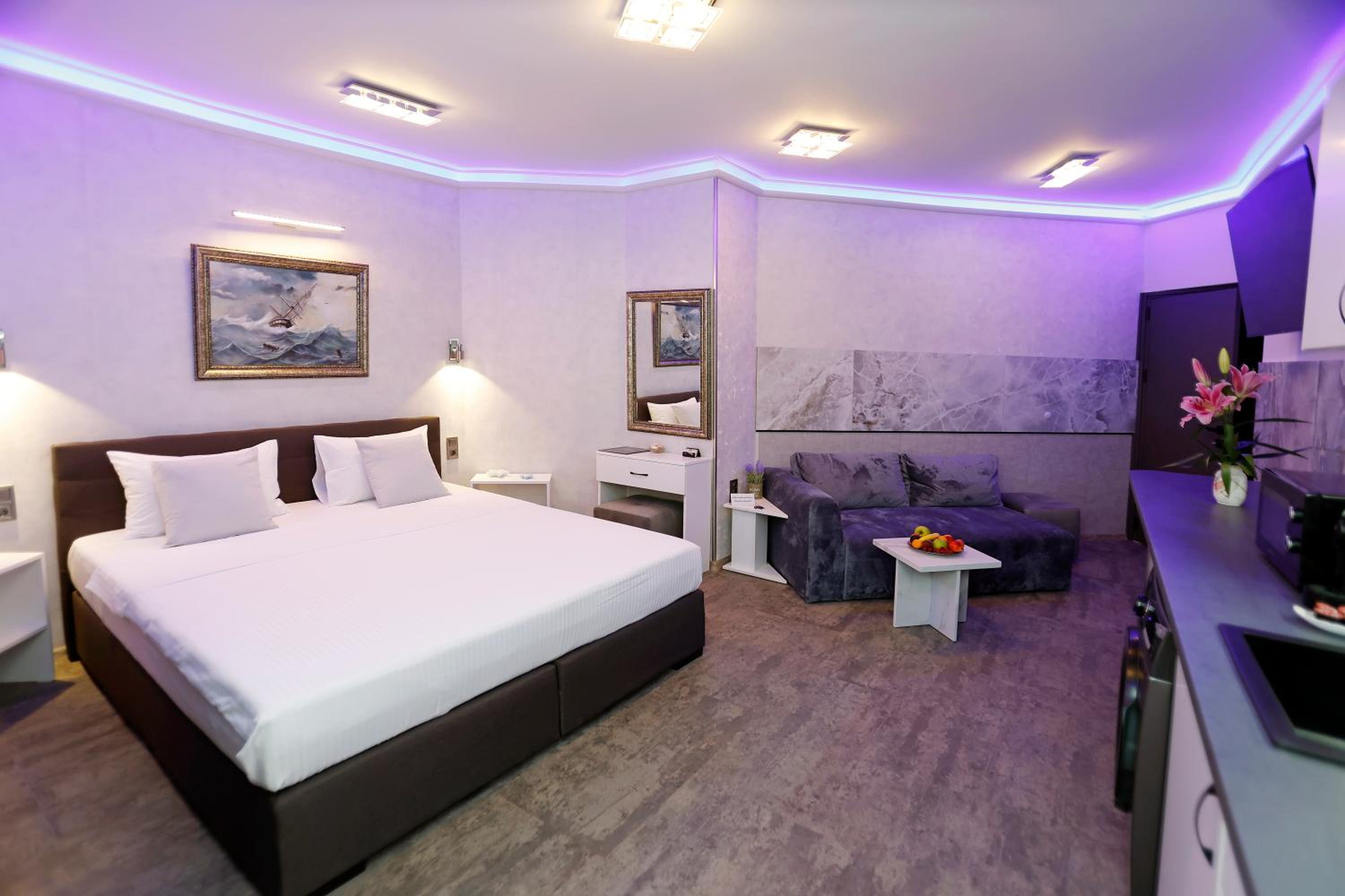 Deluxe 3 Studio City Center