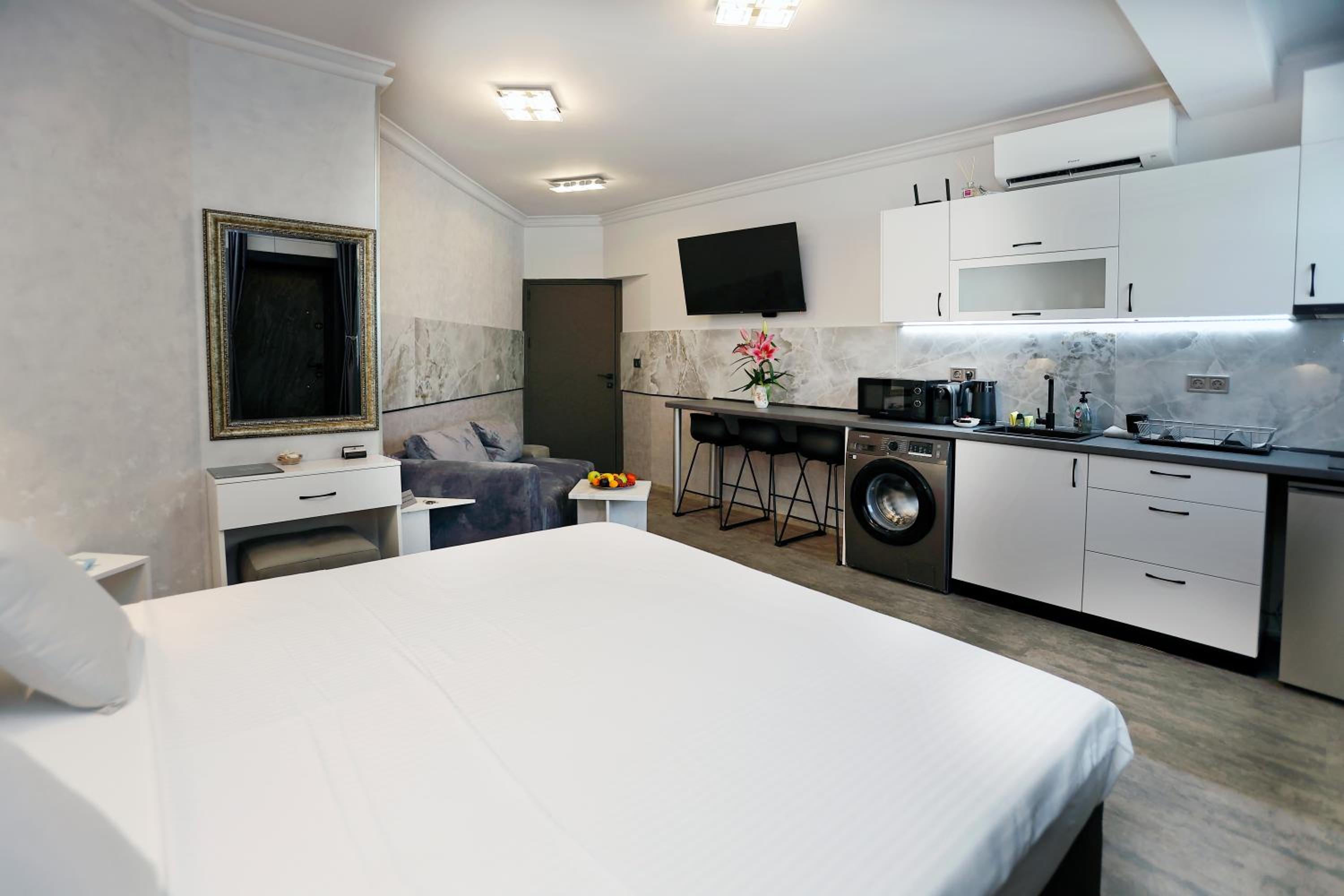 Deluxe 3 Studio City Center