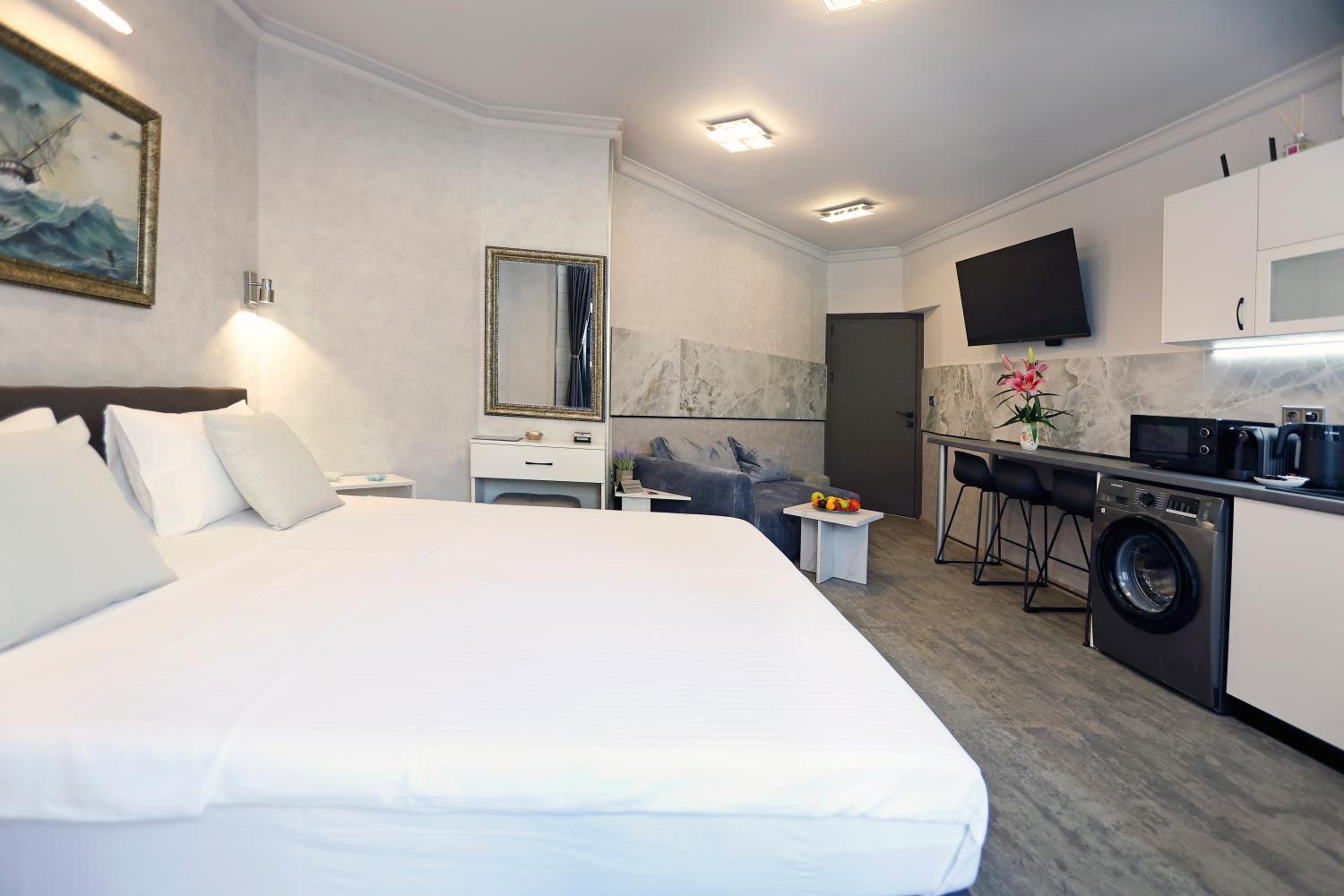 Deluxe 3 Studio City Center
