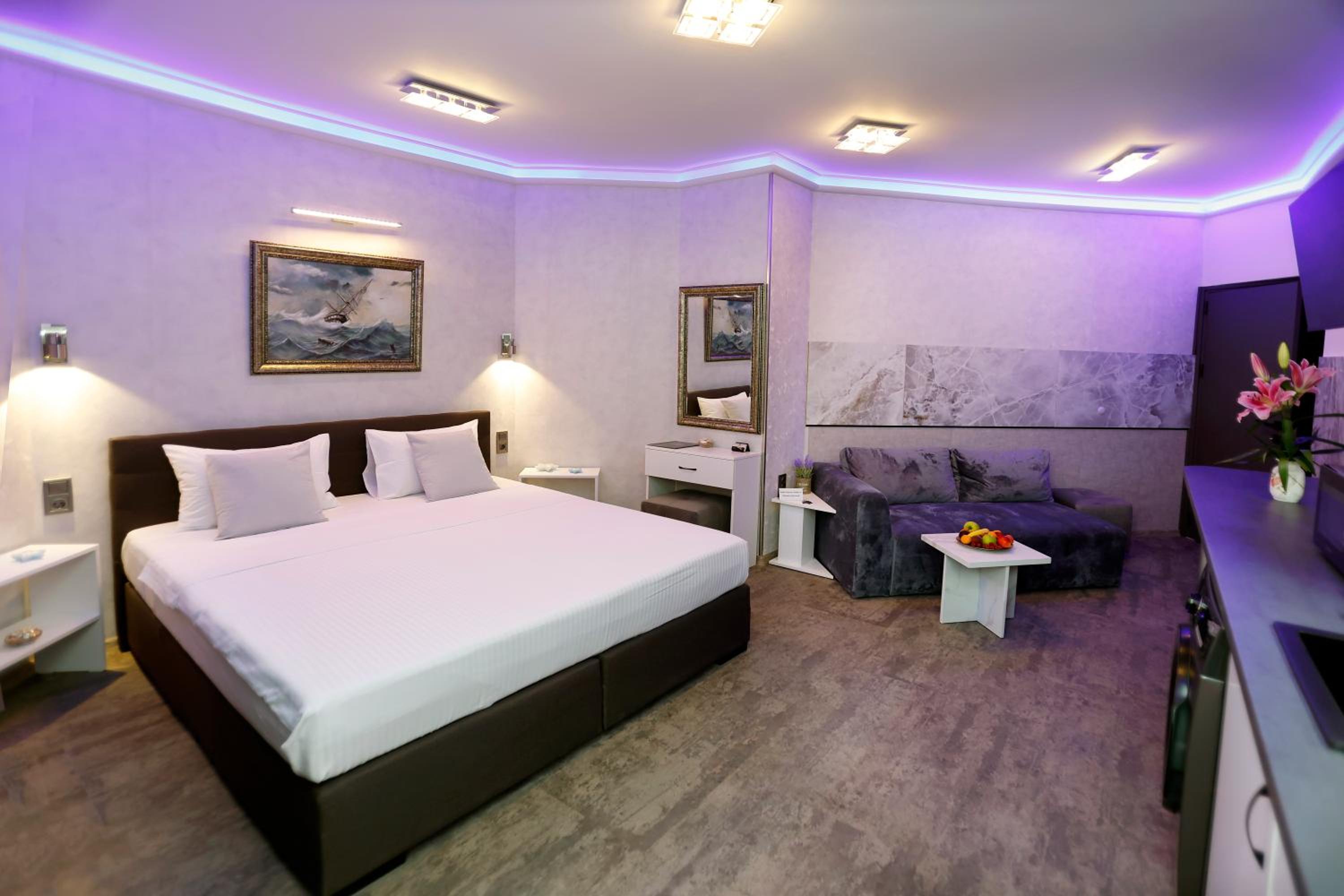 Deluxe 3 Studio City Center