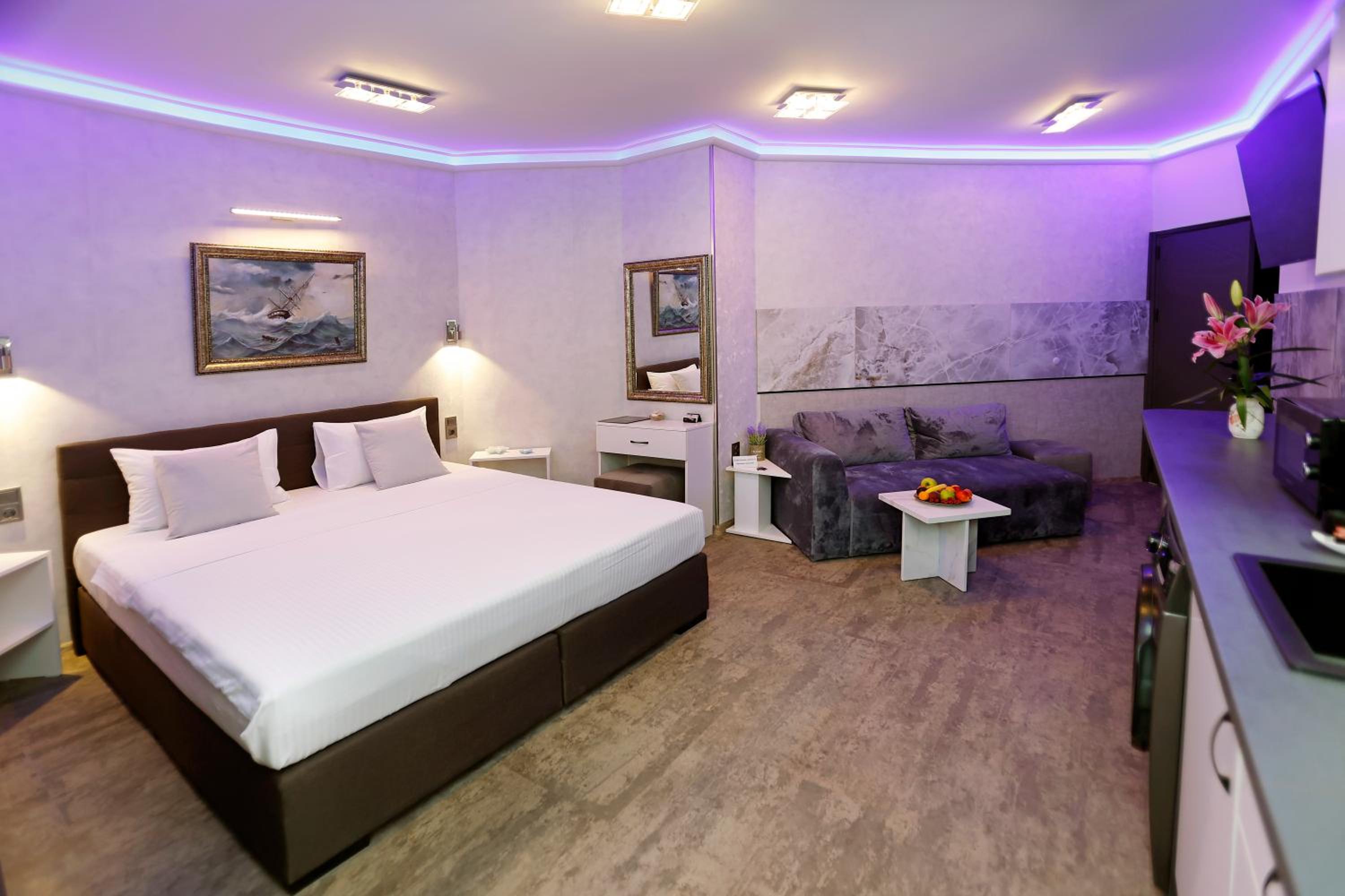 Deluxe 3 Studio City Center
