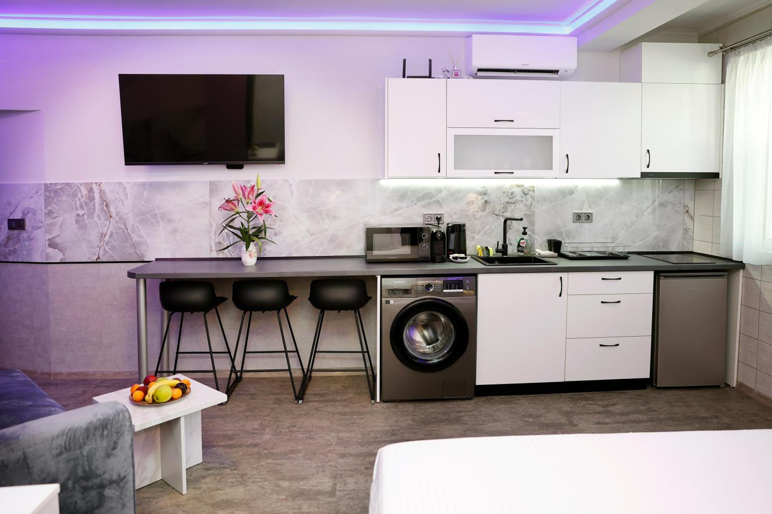 Deluxe 3 Studio City Center