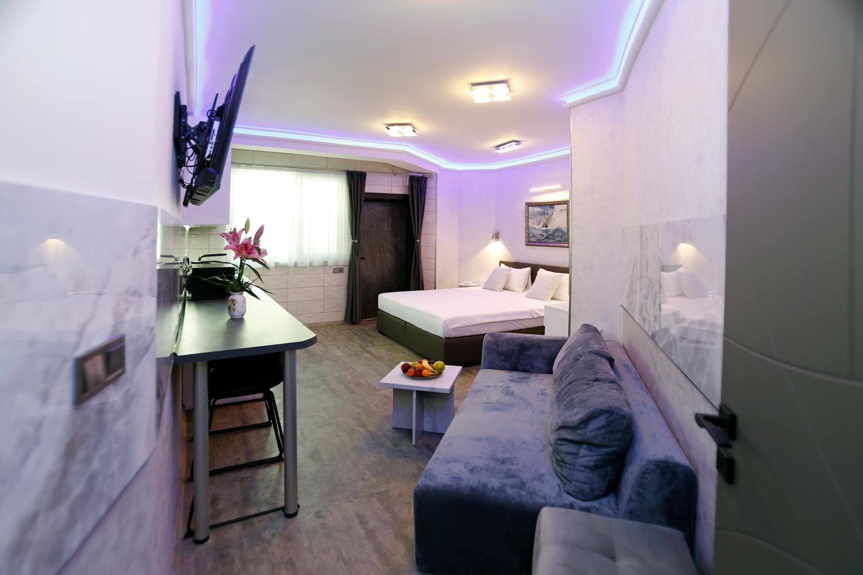 Deluxe 3 Studio City Center