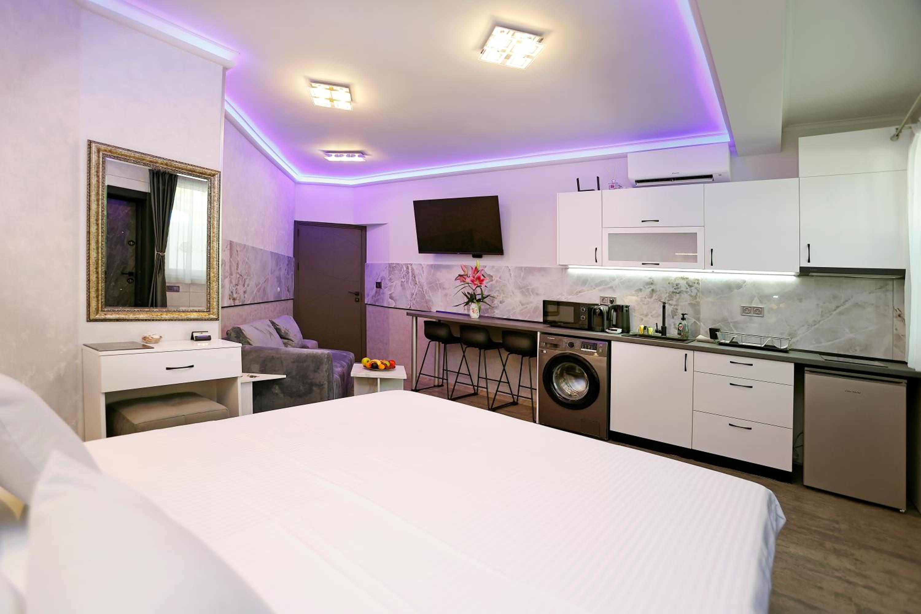 Deluxe 3 Studio City Center