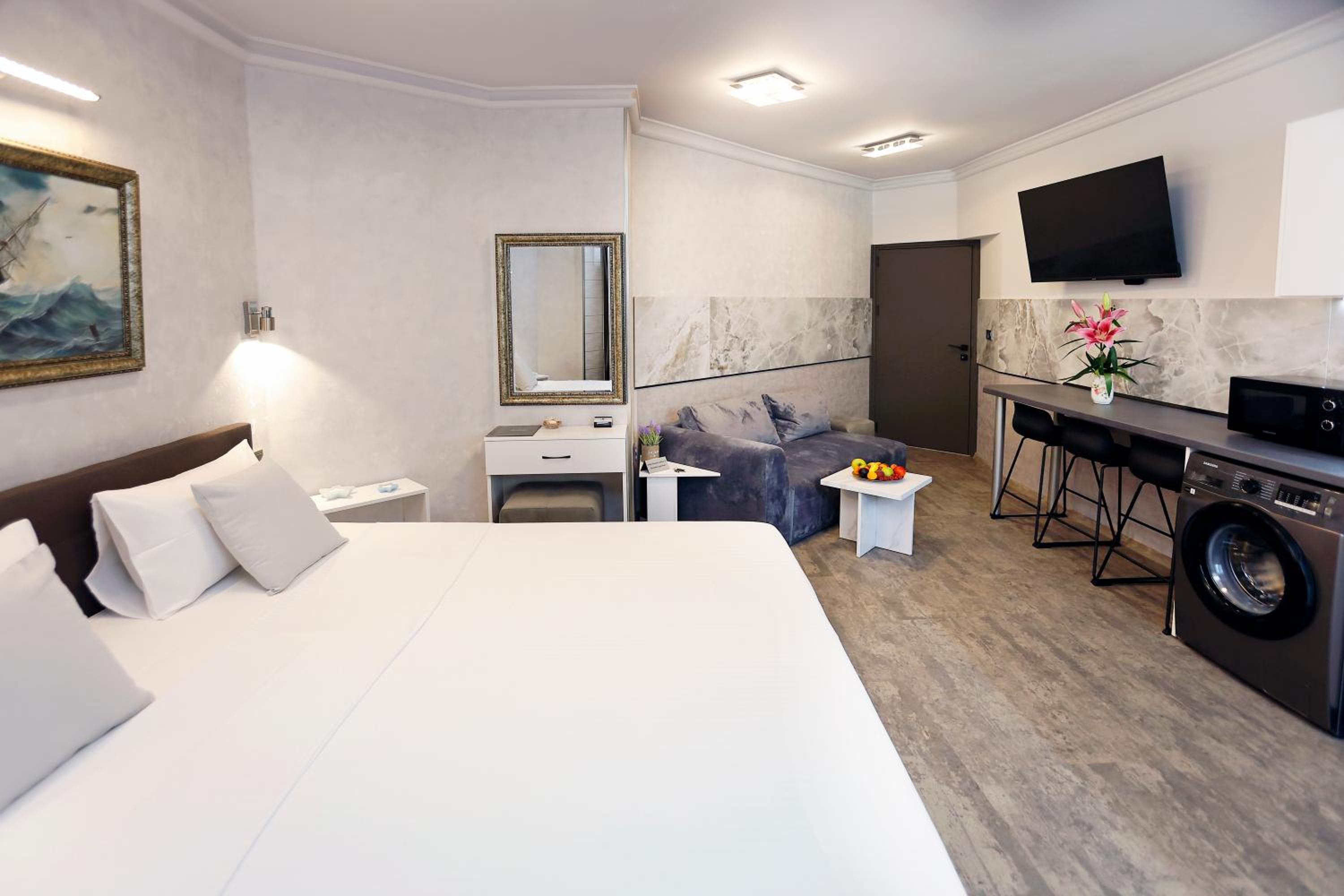 Deluxe 3 Studio City Center