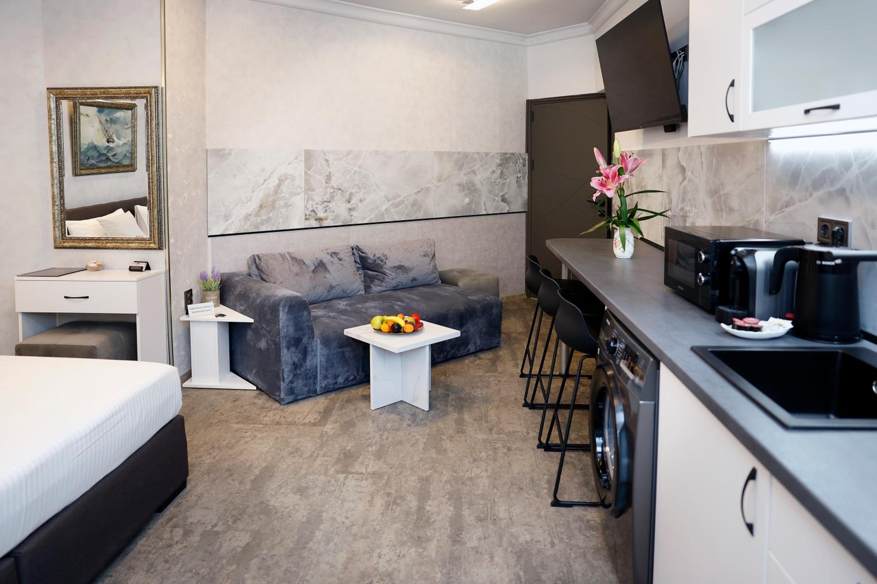 Deluxe 3 Studio City Center