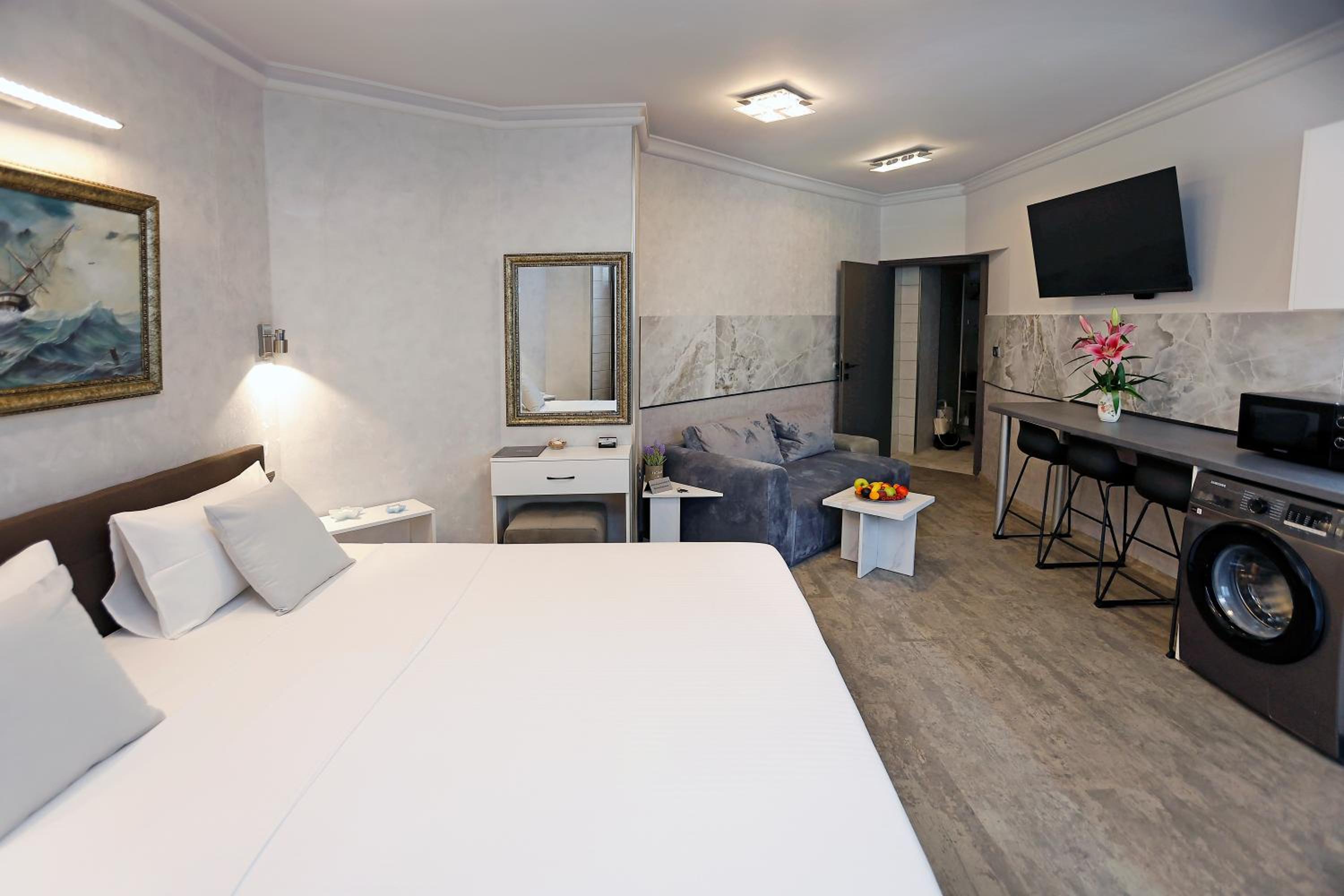 Deluxe 3 Studio City Center