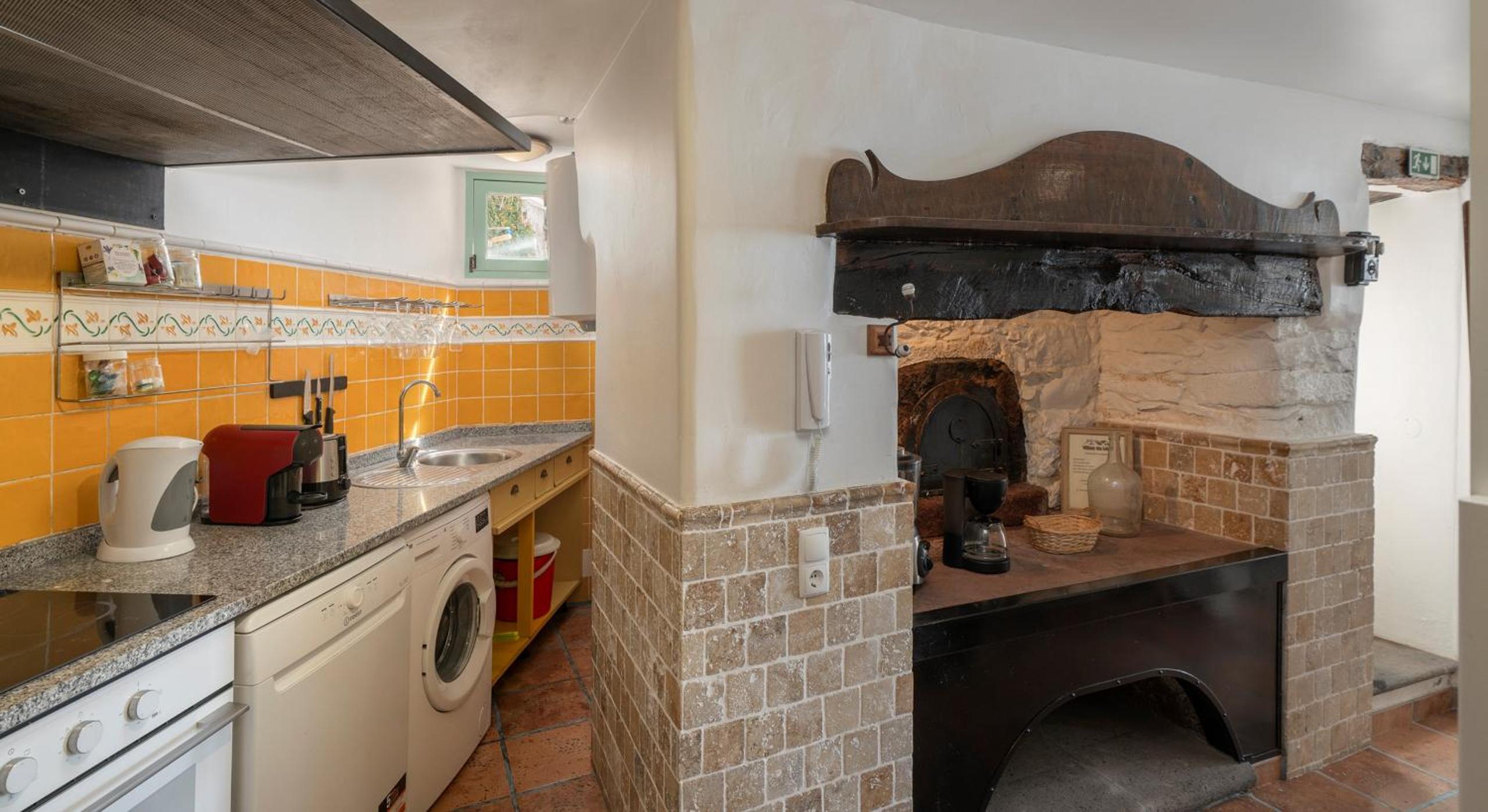 OurMadeira - Cottage do Mar en Arco da Calheta — kitchen