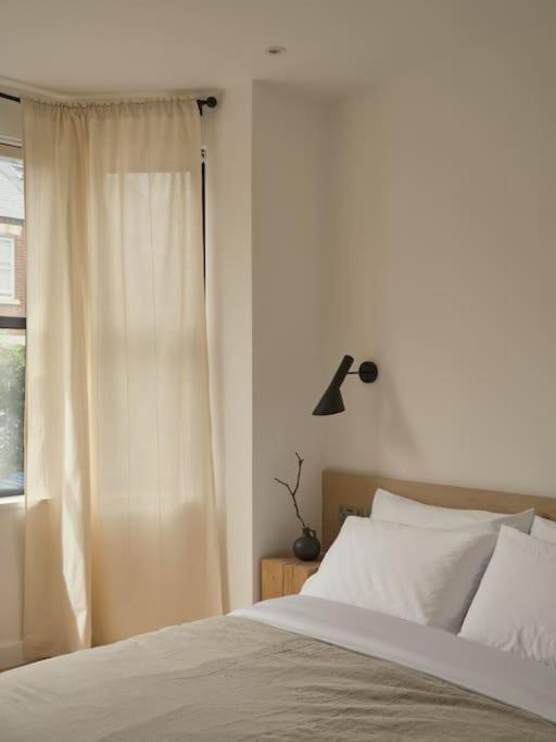 Elegant 3BR Garden Flat - Steps from Central Oxford view 3