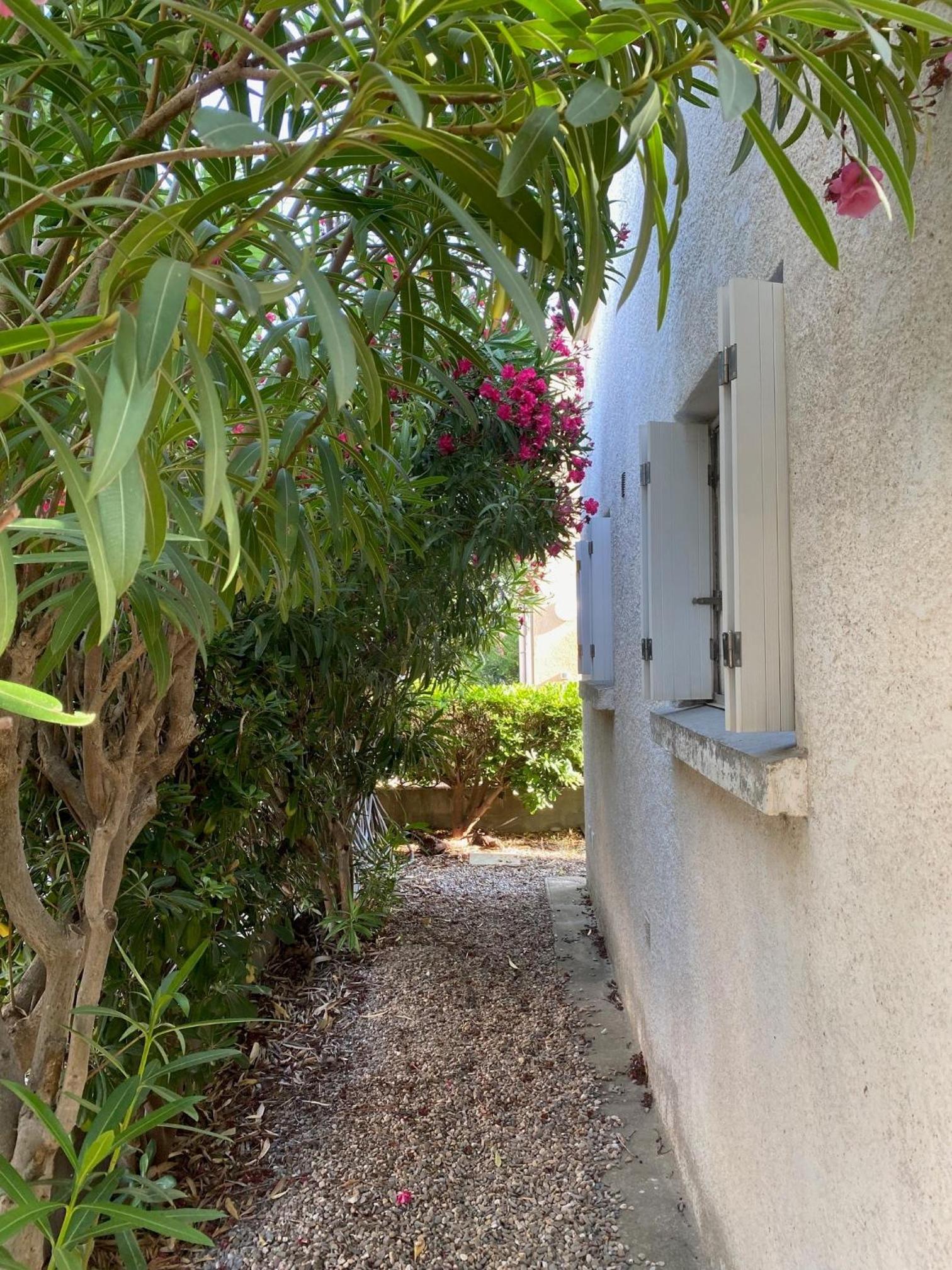 Maison 300 m de la plage avec un bel extérieur