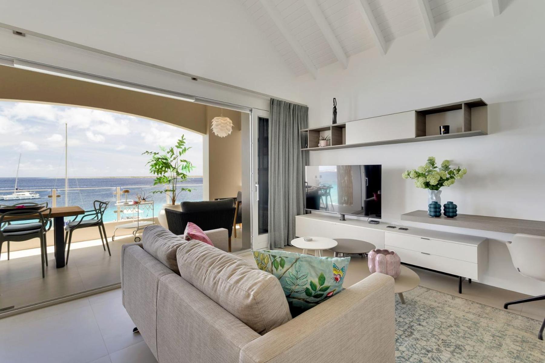 Las Dunas with Stunning Sea View and Shared Pool