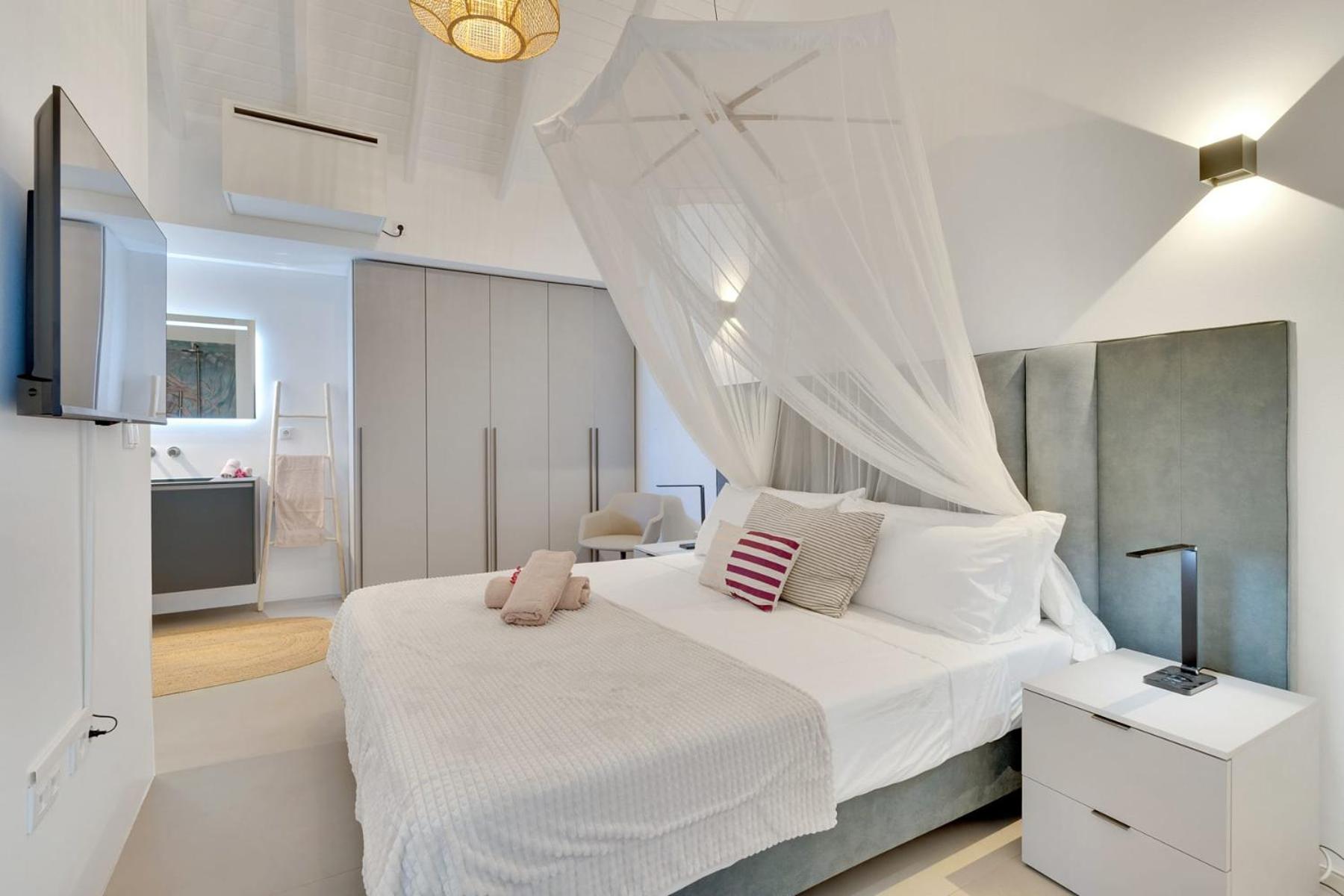 Las Dunas with Stunning Sea View and Shared Pool