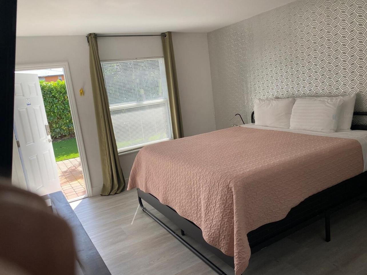 2 min walk to the Beach- Renovated King Studio #2 view 4