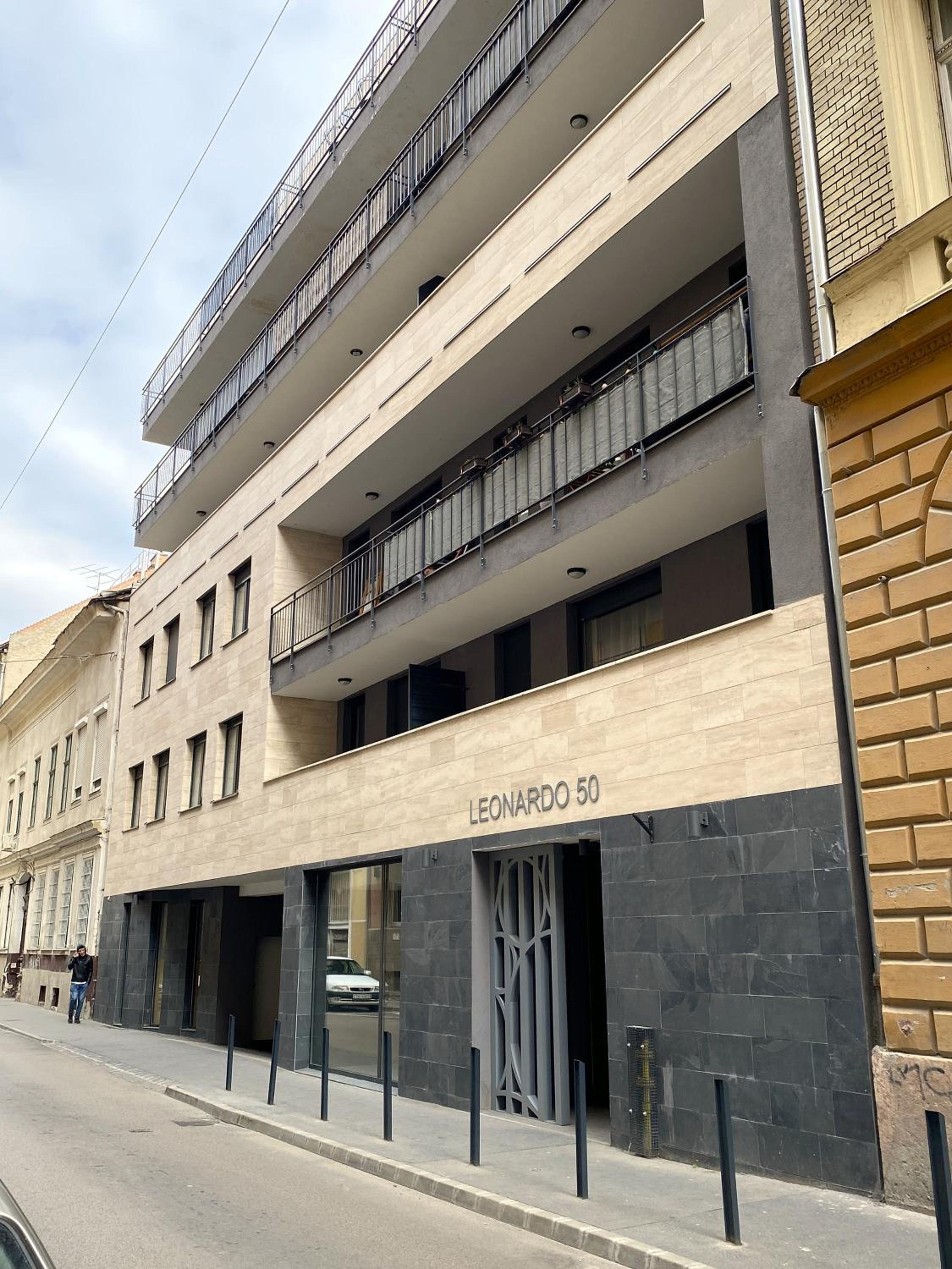 Leonardo50 Grande - Modern Apartment with Parking & Balcony near Metro - Budapest view 3