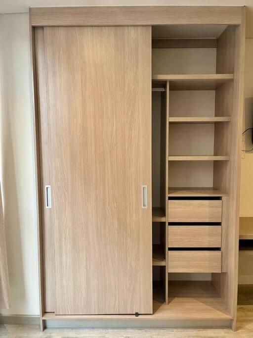 Hermoso Apartaestudio NUEVO cerca a embajada USA y Corferias