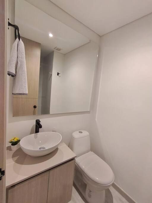 Hermoso Apartaestudio NUEVO cerca a embajada USA y Corferias