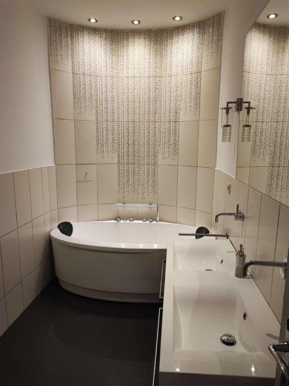 Central Vienna Apartment with unique 40m2 city garden & self check in