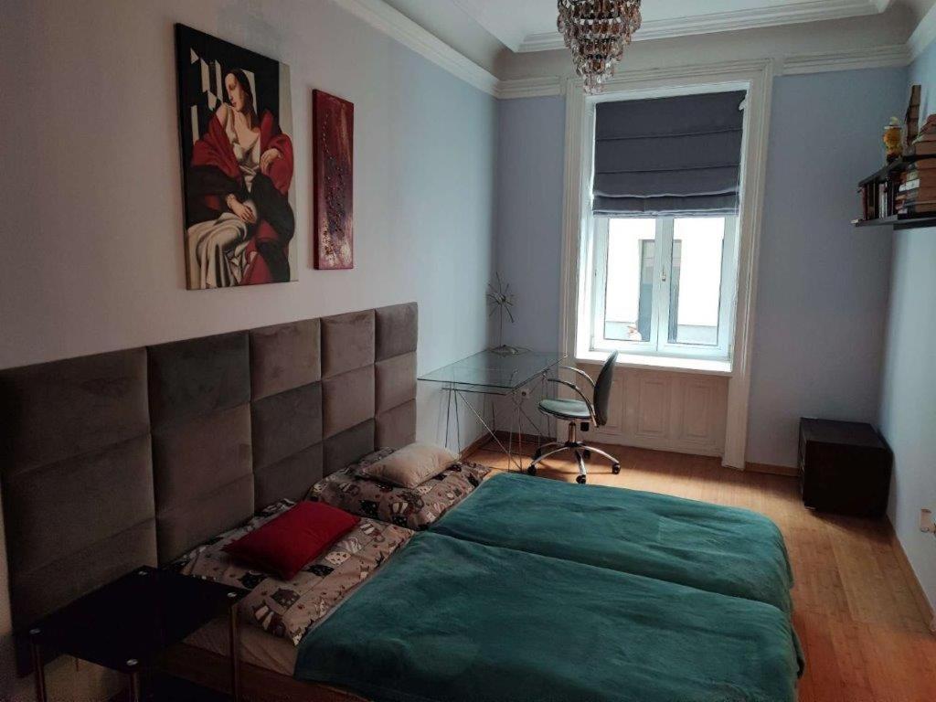 Central Vienna Apartment with unique 40m2 city garden & self check in