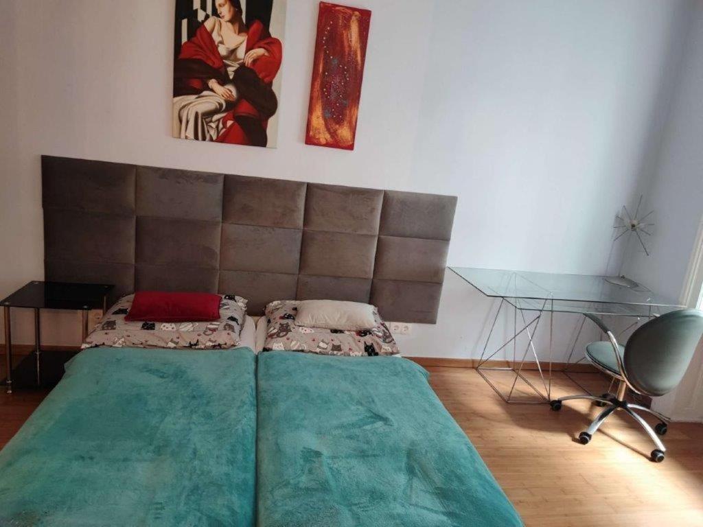 Central Vienna Apartment with unique 40m2 city garden & self check in