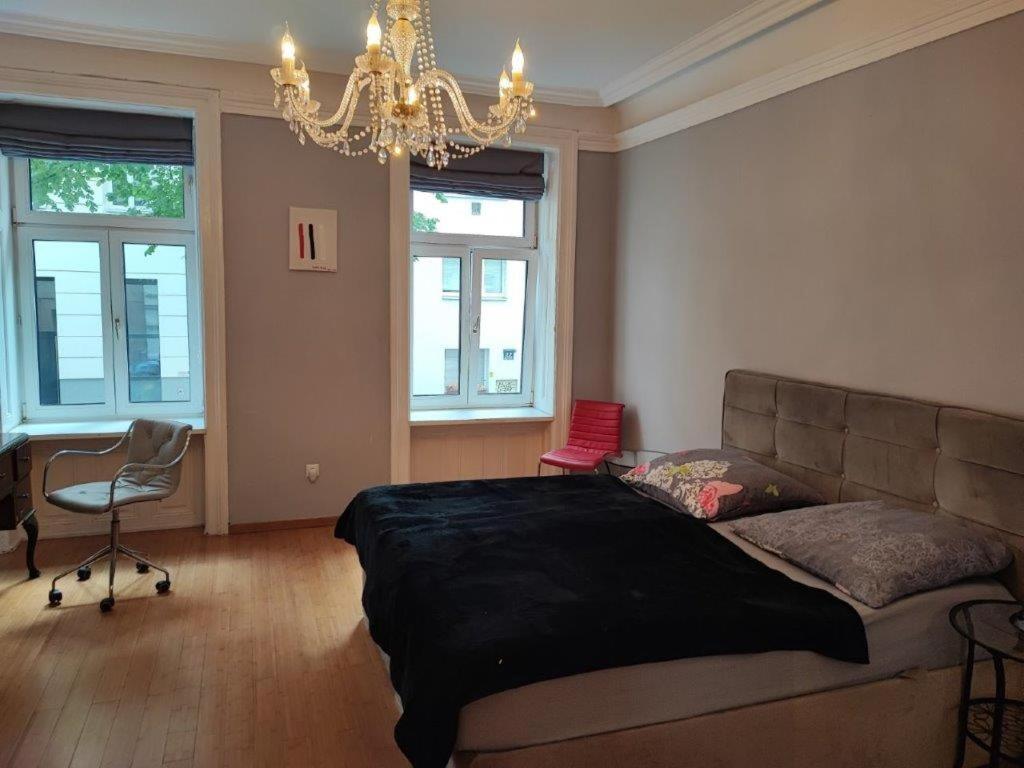Central Vienna Apartment with unique 40m2 city garden & self check in