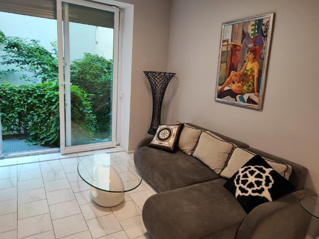 Central Vienna Apartment with unique 40m2 city garden & self check in