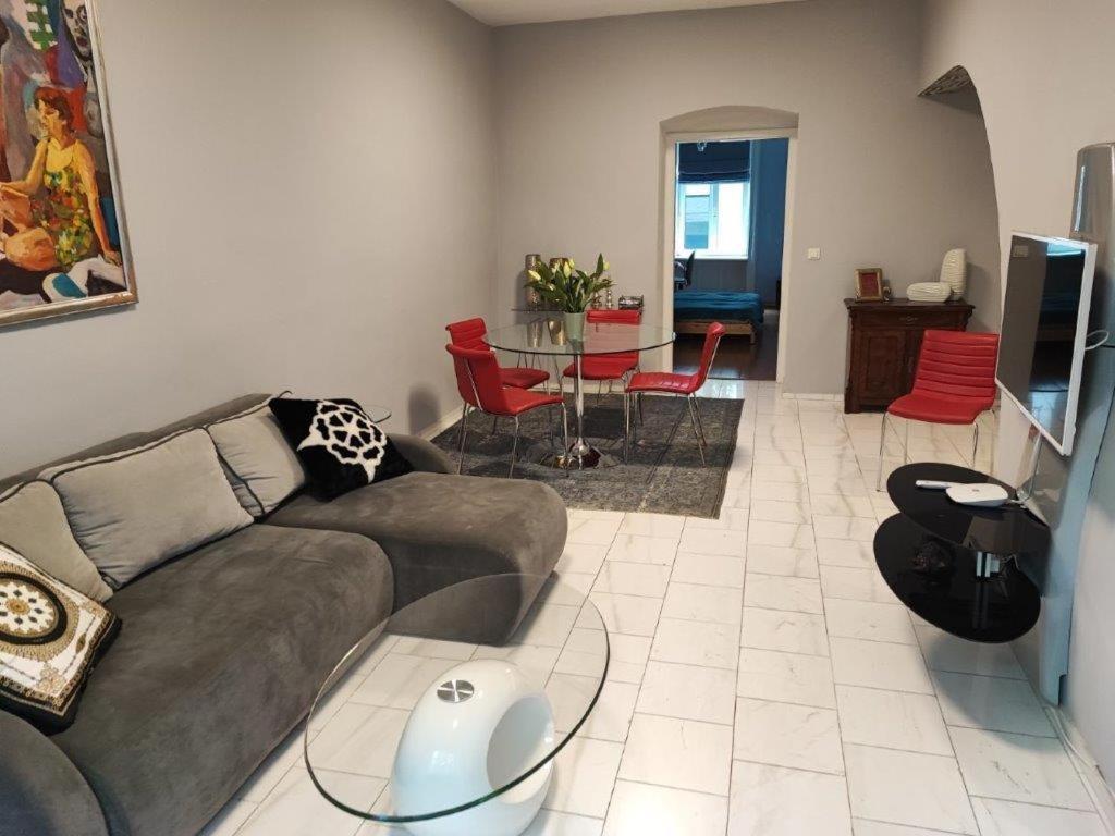 Central Vienna Apartment with unique 40m2 city garden & self check in