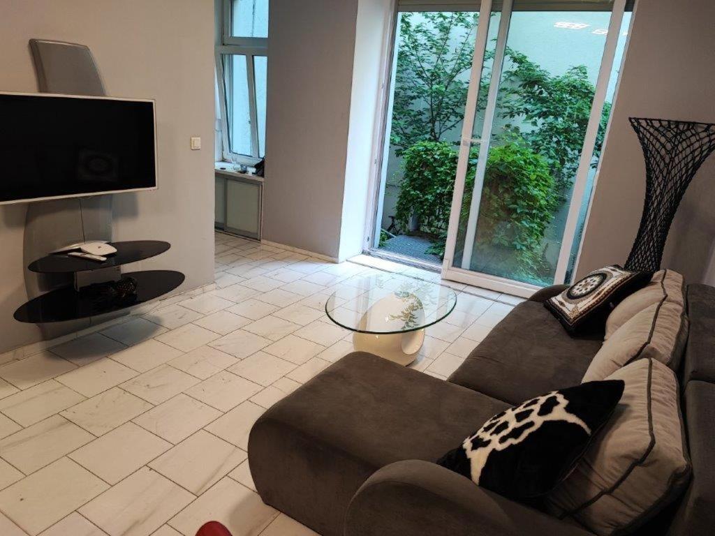 Central Vienna Apartment with unique 40m2 city garden & self check in