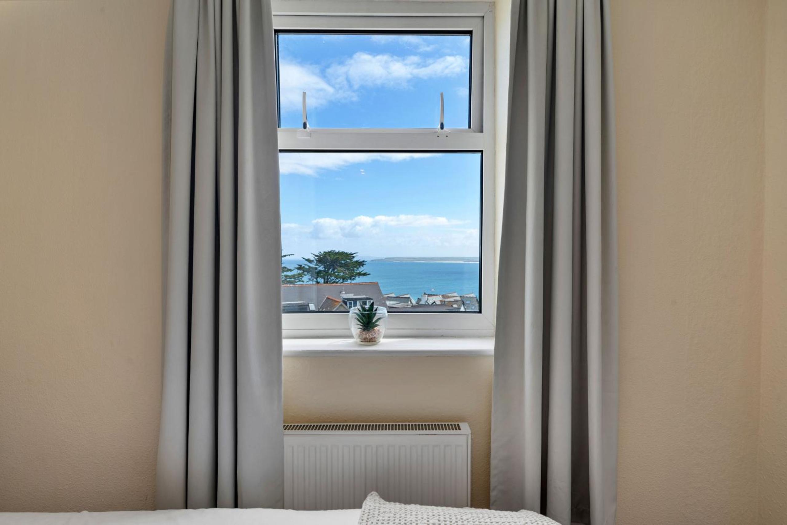 Finest Retreats - Number 10 Porthmeor view 3