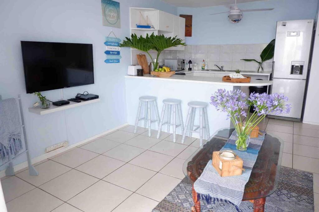 Chaka's Paradise Apt with stunning Sea Views!! view 2