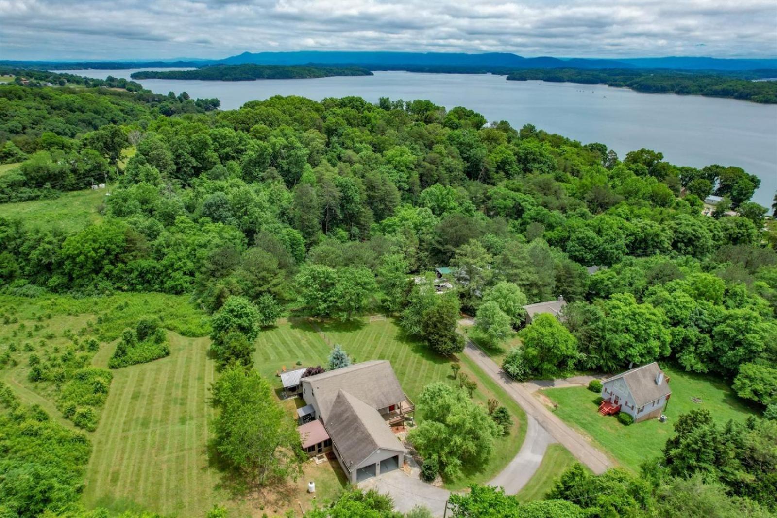 Mountain View Lake House Hot Tub, Home Theater, Game Room, Fire Pit, Pet Friendly view 4