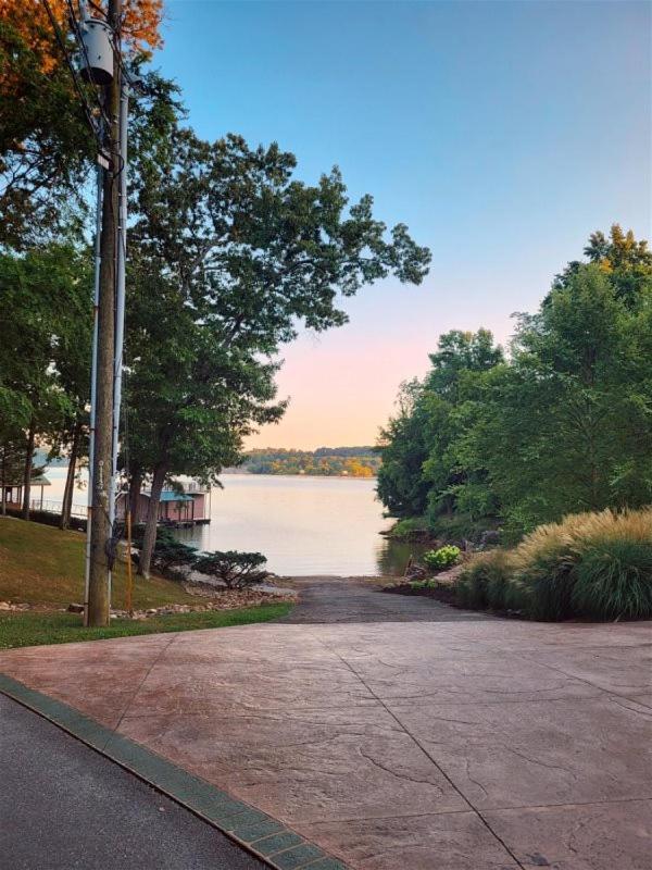 Mountain View Lake House Hot Tub, Home Theater, Game Room, Fire Pit, Pet Friendly view 2