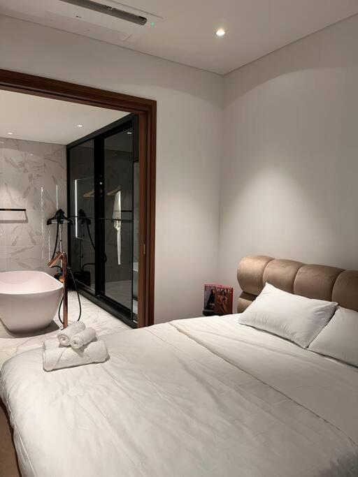 Metropole The Crest 3BR D2 city view 5 quality