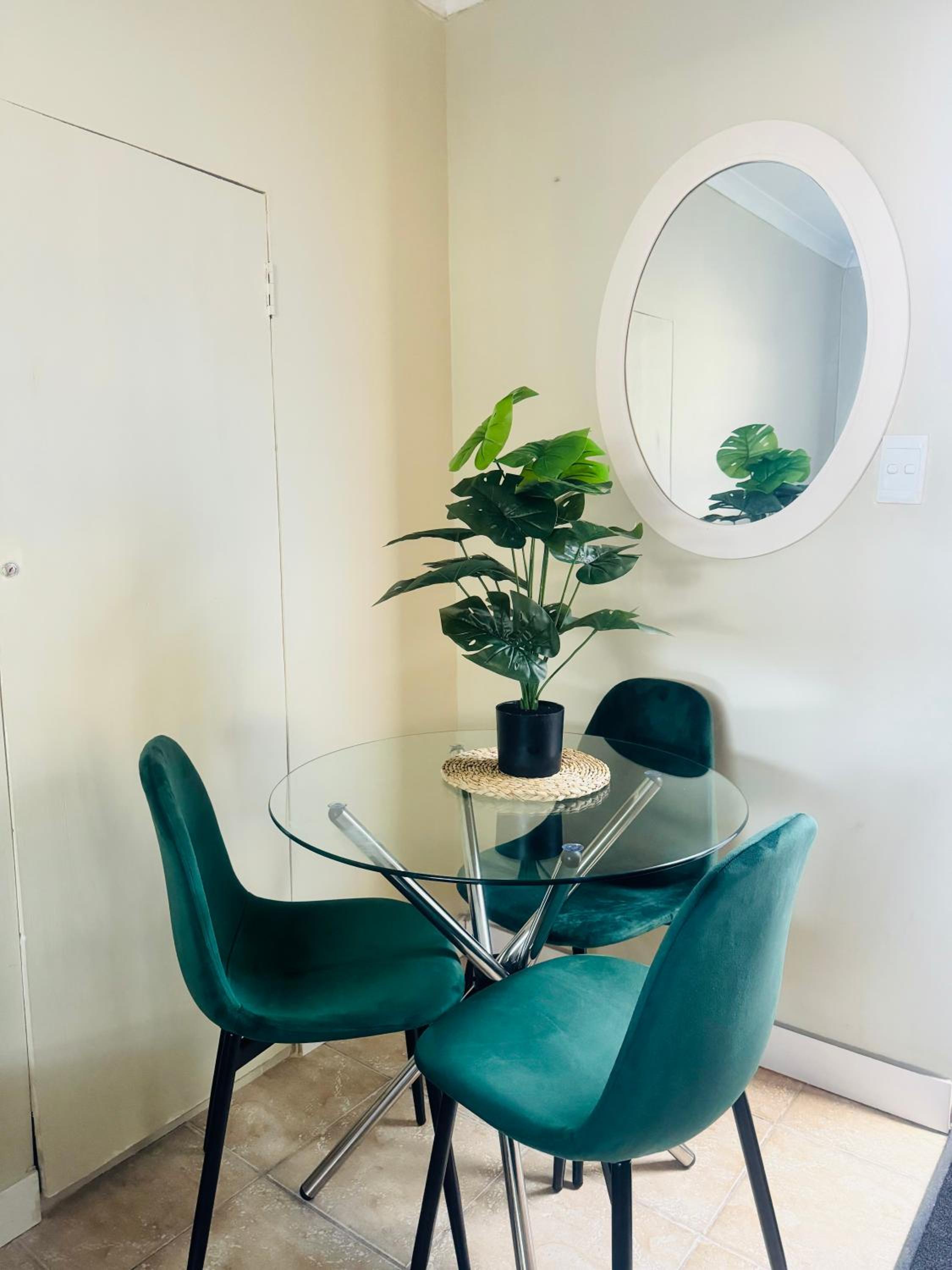 Private Studio in Cape Town, Near Canal Walk & Table Mountain view 2
