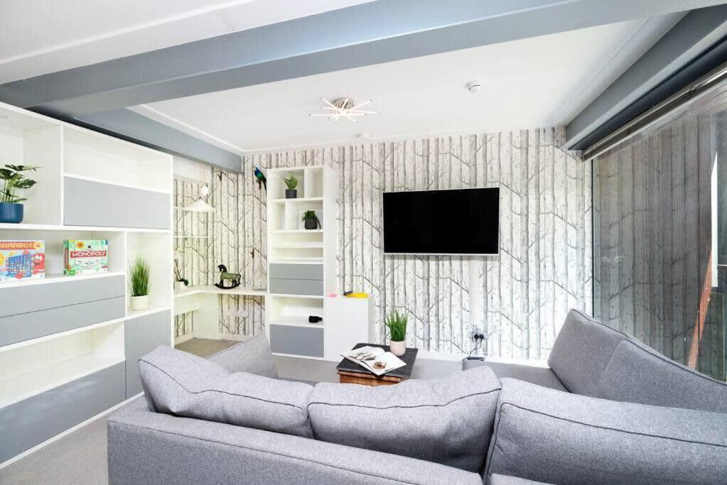 Chic City Living in Stratford a Cozy 2BR Flat