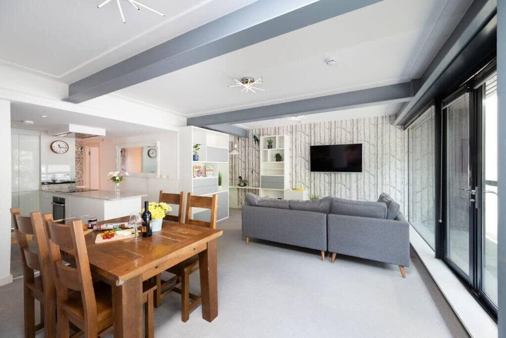 Chic City Living in Stratford a Cozy 2BR Flat