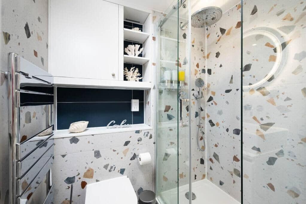 Chic City Living in Stratford a Cozy 2BR Flat