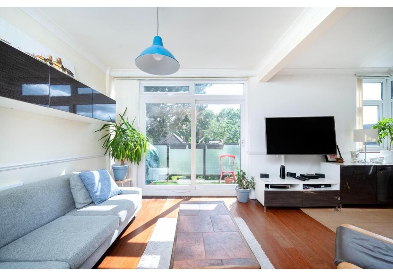 A Charming 1BR apartment in Bromley view 5