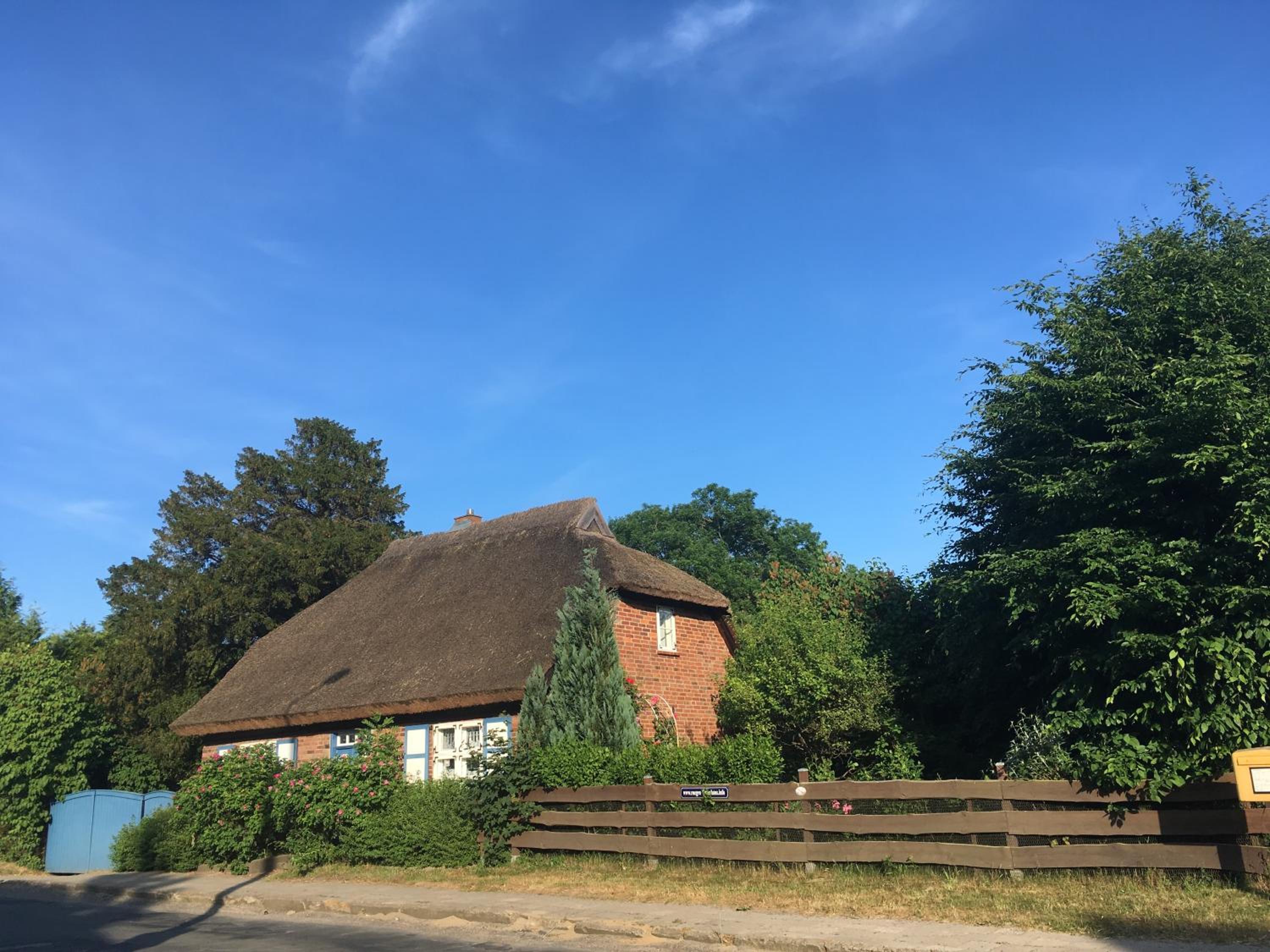 Alte Kate mit Bau-& Zirkuswagen im Gartenidyll in Putbus OT Kasnevitz