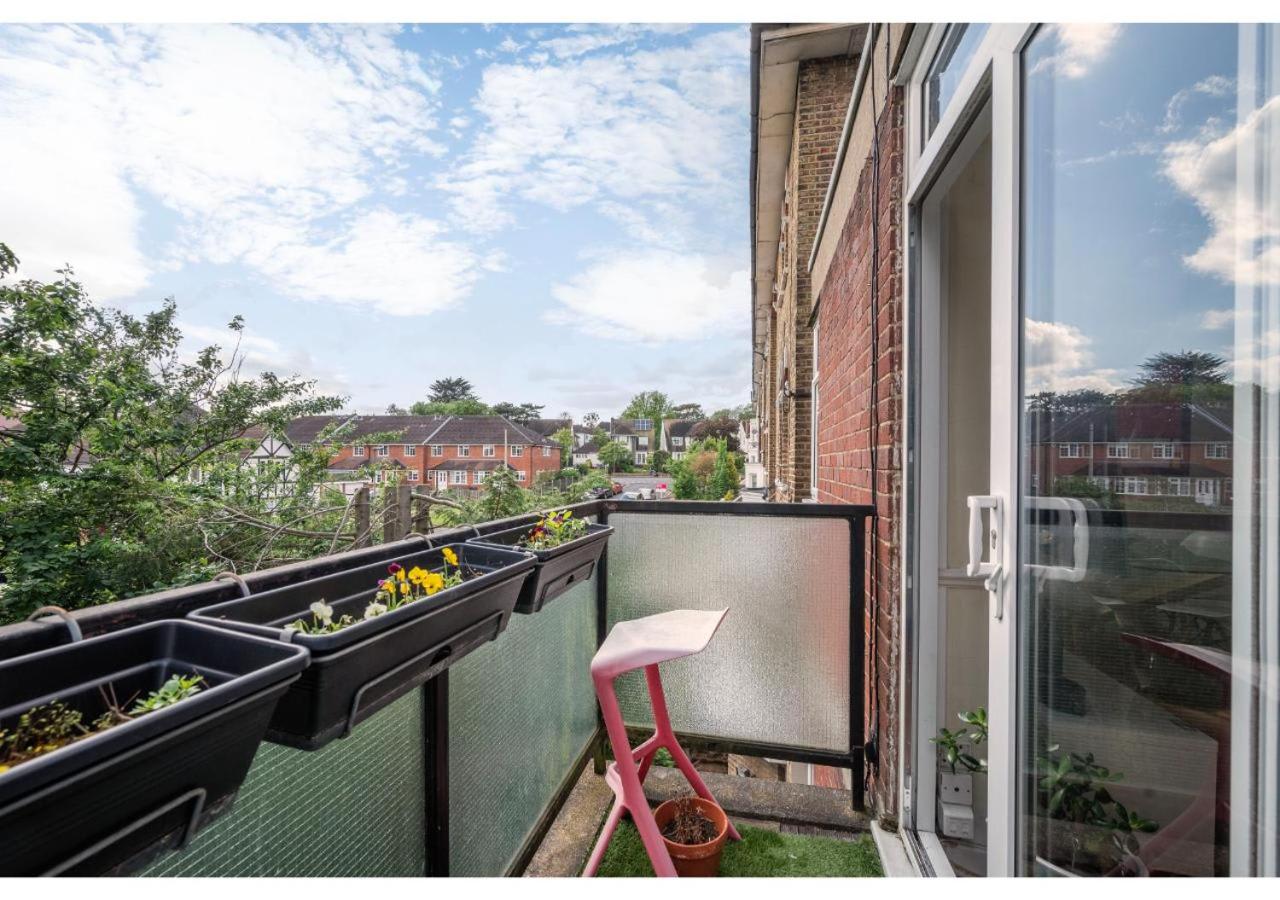 A Charming 1BR apartment in Bromley view 2