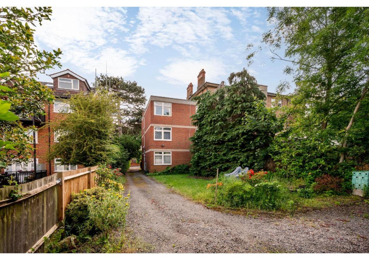 A Charming 1BR apartment in Bromley view 3