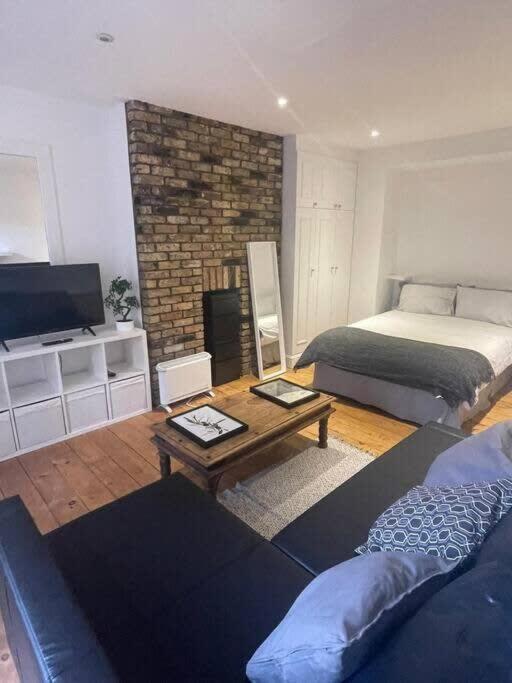 Charming West London Studio Your Urban Oasis