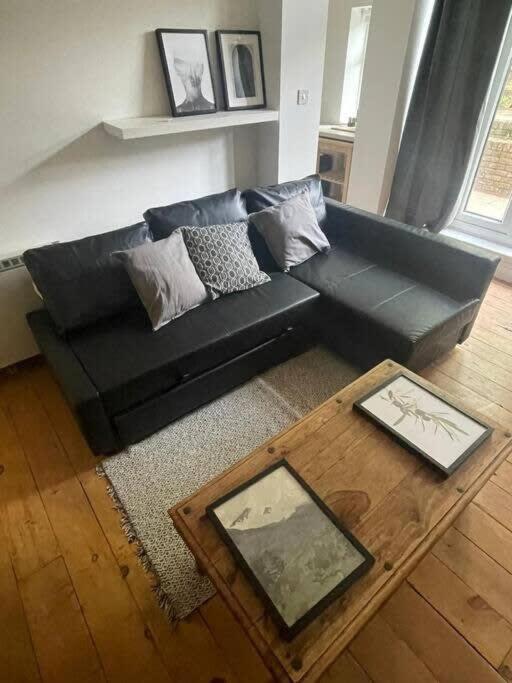 Charming West London Studio Your Urban Oasis