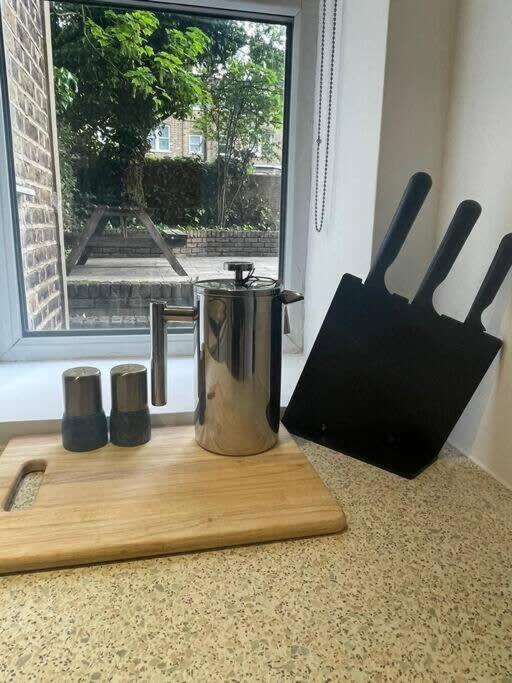 Charming West London Studio Your Urban Oasis