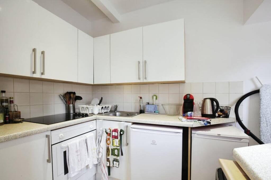 Charming West London Studio Your Urban Oasis