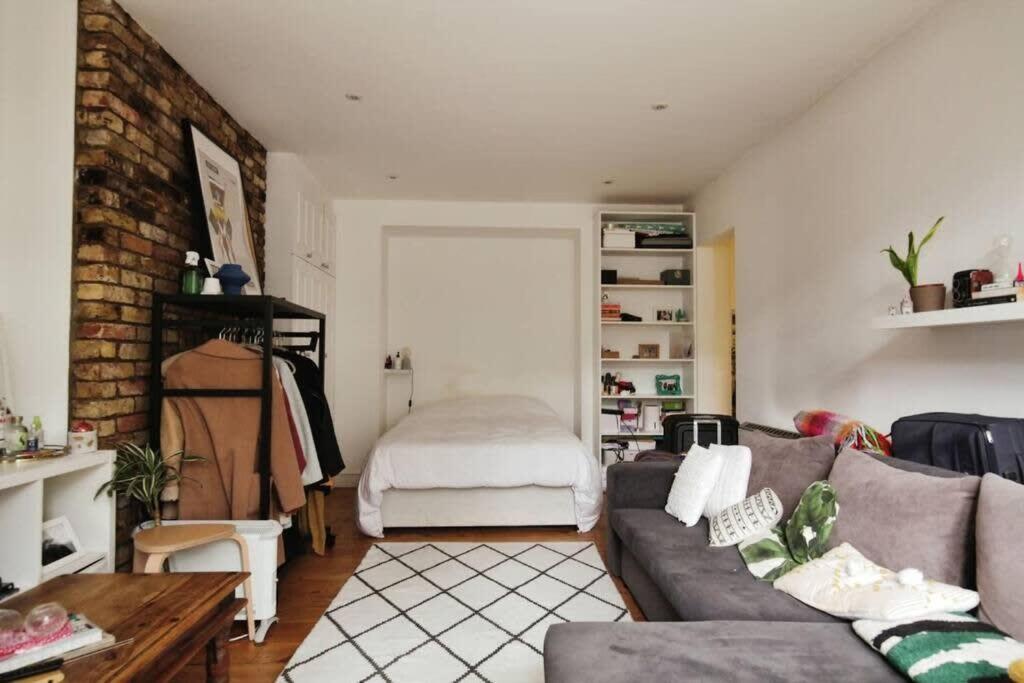 Charming West London Studio Your Urban Oasis