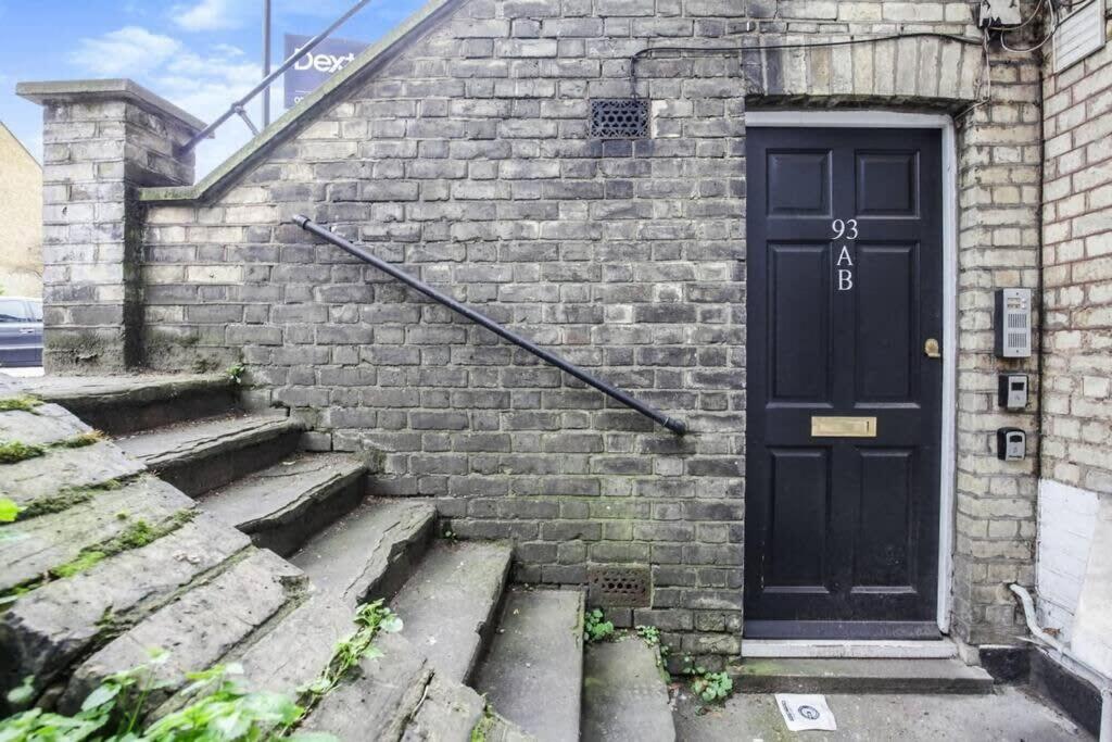 Charming West London Studio Your Urban Oasis