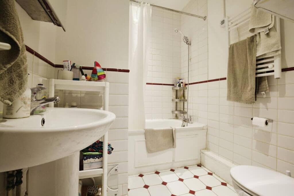 Charming West London Studio Your Urban Oasis