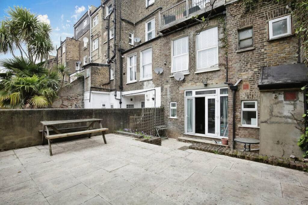 Charming West London Studio Your Urban Oasis